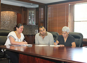 Photo of people signing papers. Link to Life Stage Gift Planner Over Age 65 Situations.